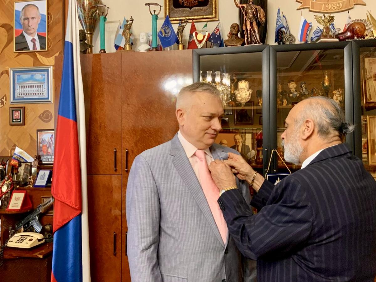 Доктор юридических наук, Заслуженный юрист РФ, профессор, Президент Международной ассоциации русскоязычных адвокатов Г.Б. Мирзоев торжественно вручил медаль «За вклад в защиту Русского мира»